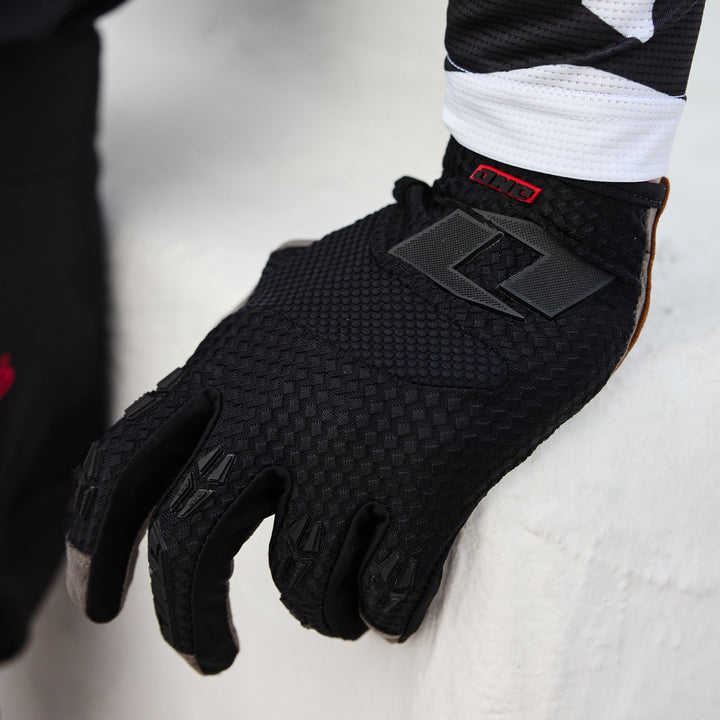X197 Core Black GLV Yth